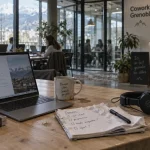 coworking grenoble : table de travail avec ordinateur et carnet