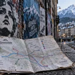 Street art grenoble : fresques sur un mur et carte de marche près du festival