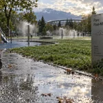 Activités parc Paul Mistral Grenoble : chemin du parc, pelouse et aire de jeux gratuite